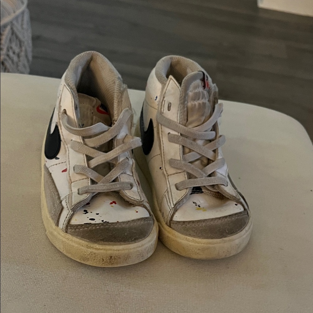 Nike Kids White and Gray Sneakers with Black Swoosh
